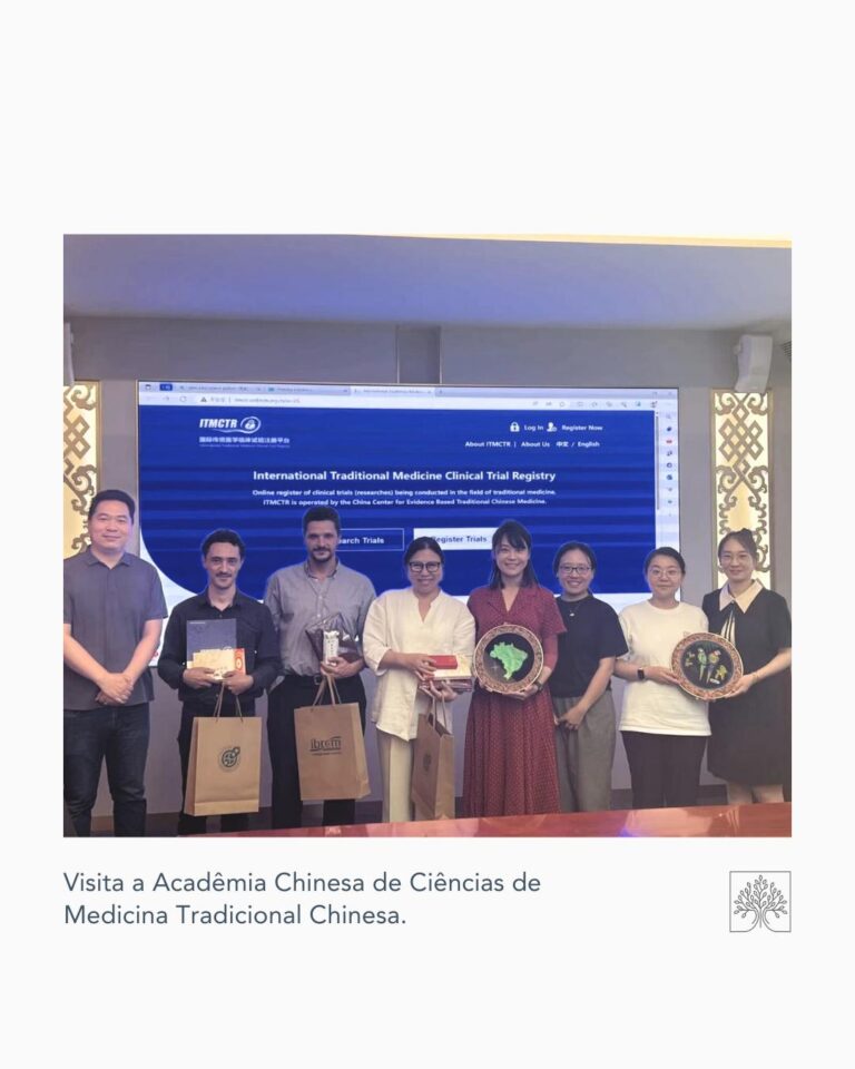 Visita a Acadêmia Chinesa de Ciências de Medicina Tradicional Chinesa.