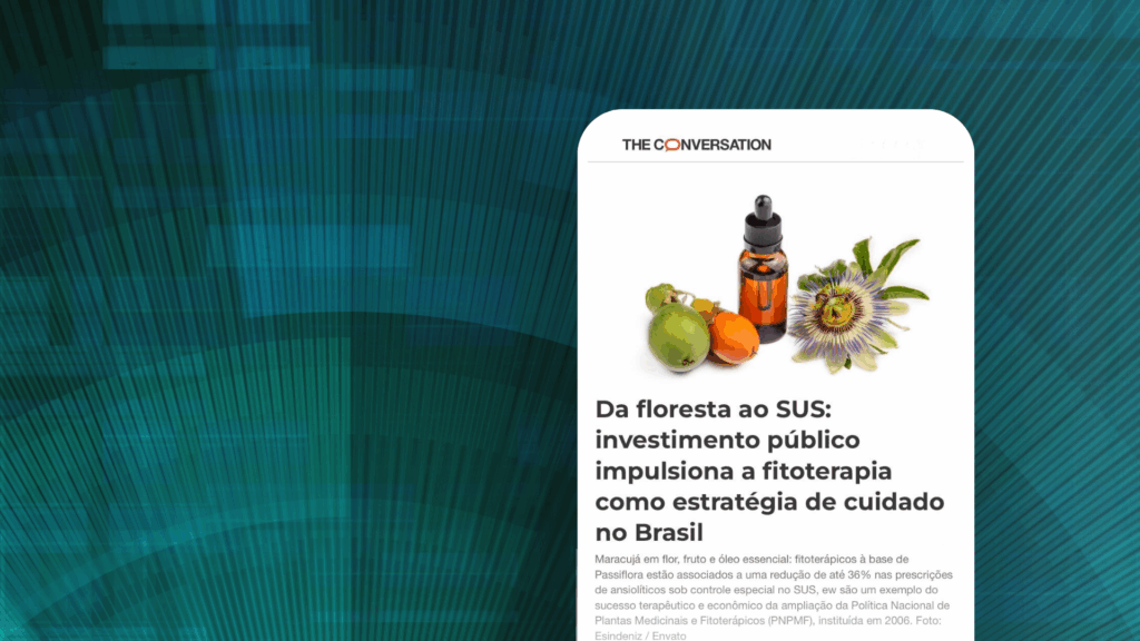 Cientista em laboratório, com equipamentos de pesquisa, manipula folhas de planta medicinal para o desenvolvimento da Fitoterapia no SUS.