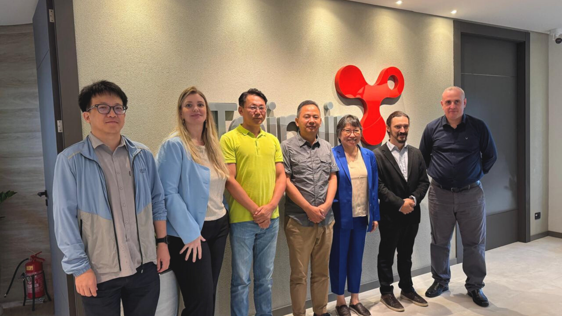 Profissionais em reunião diplomática na Embaixada da China, representando a cooperação em Medicina Tradicional e Integrativa.