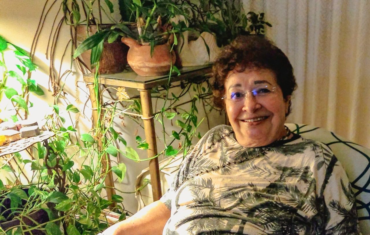 Retrato formal de Madel Therezinha Luz, socióloga e pesquisadora fundamental para a legitimação das PICS no SUS.