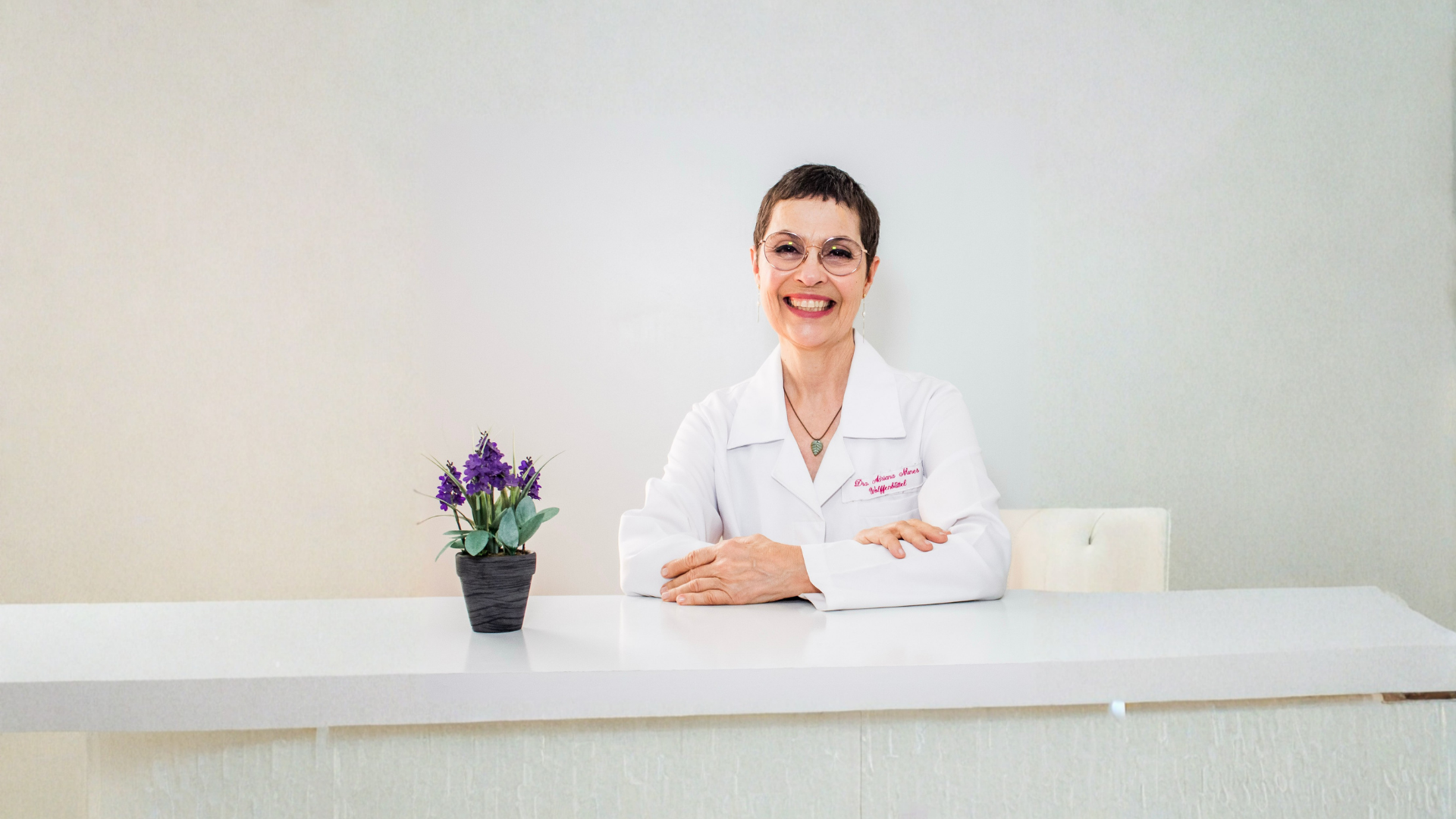 Retrato profissional de Adriana Nunes, nova integrante da diretoria, representando liderança em ambiente corporativo.