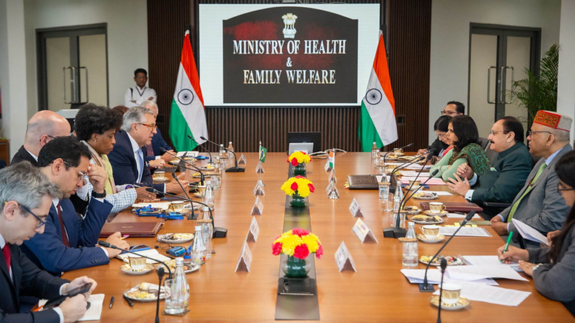 Representantes da Missão Índia em reunião técnica sobre Ayurveda, evidenciando a cooperação em saúde integrativa.