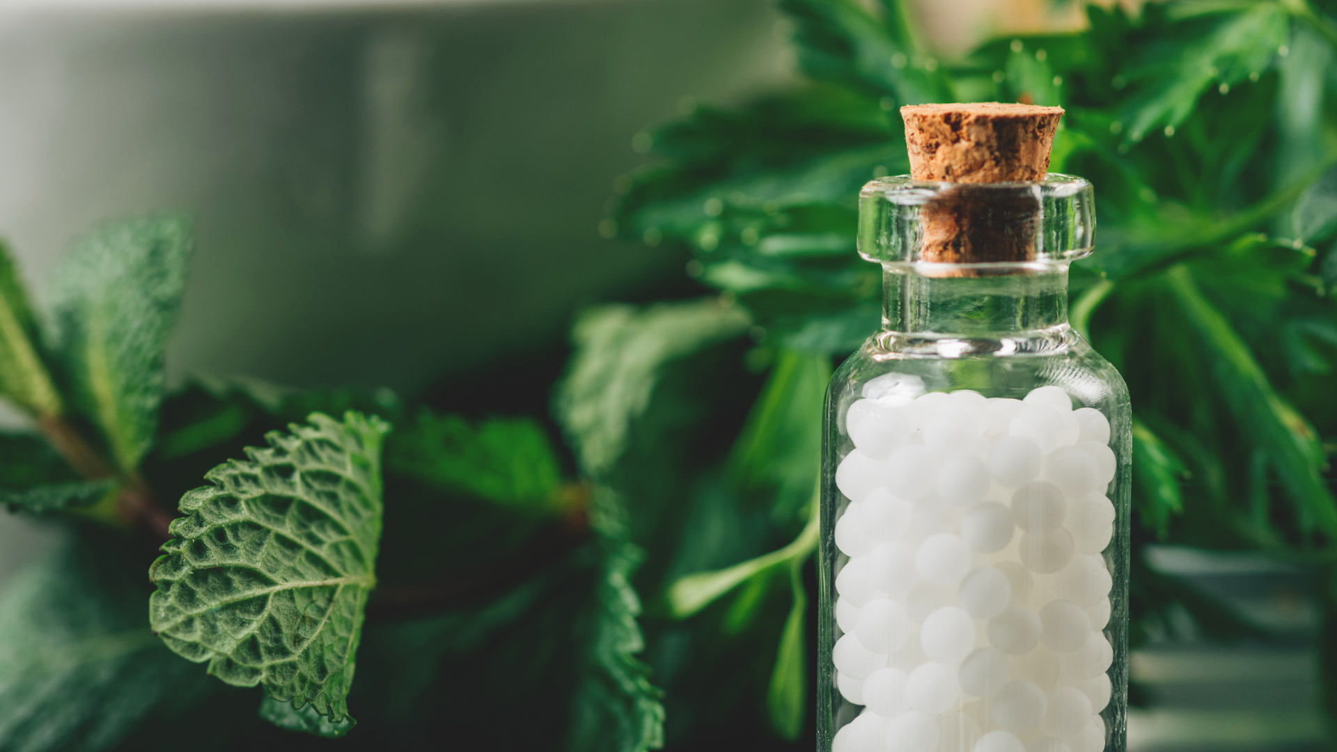 Frascos laboratoriais e preparação técnica, representando a cientificidade da homeopatia em ambiente clínico.