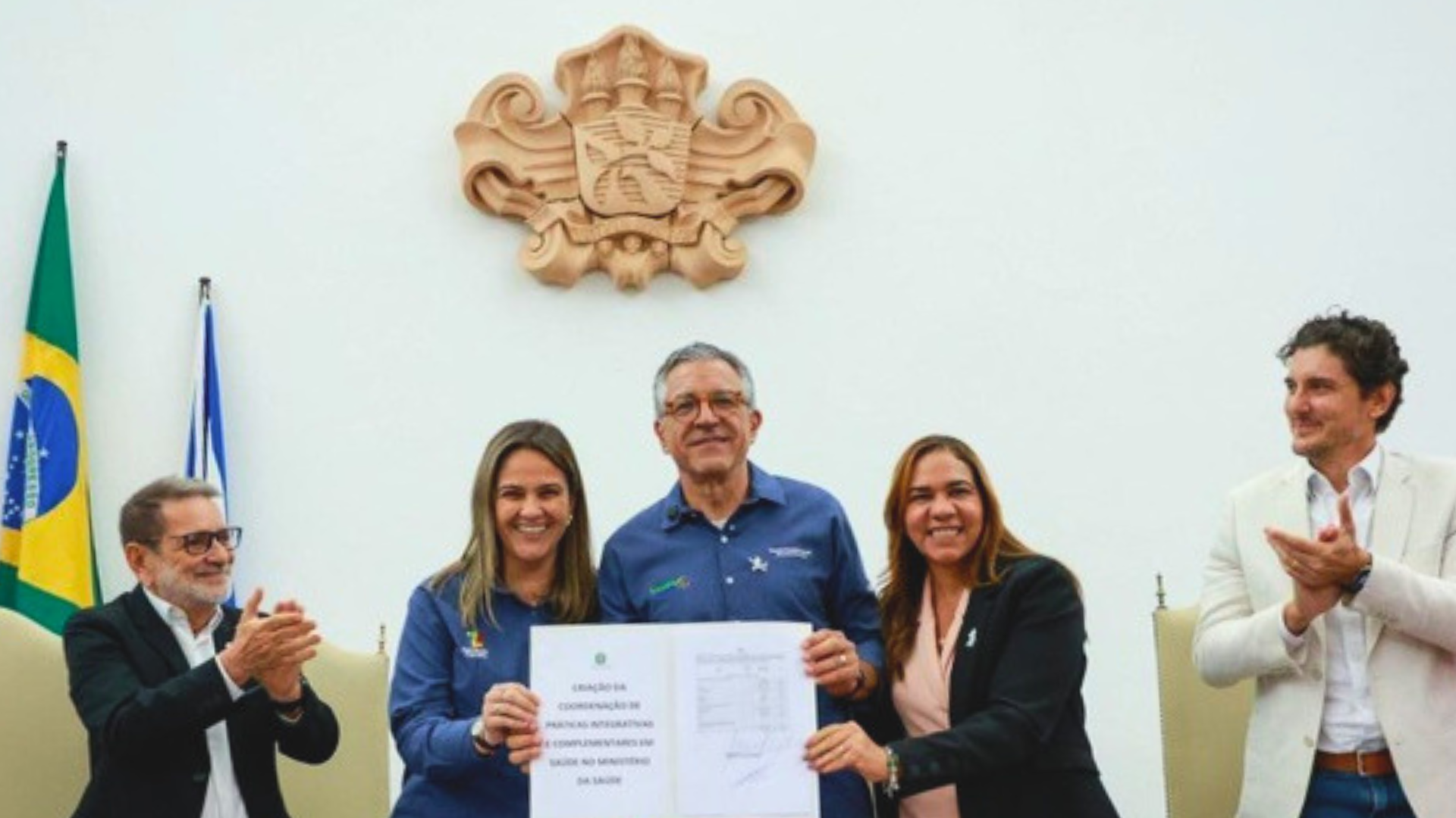Profissional de saúde em atendimento humanizado simbolizando a integração das PICS no Sistema Único de Saúde brasileiro.